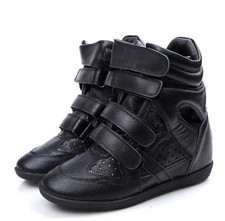 Sneakers alte con zeppa nere in pelle lucida ispirate a Isabel Marant