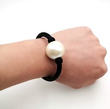 Braccialetto di gomma nera con perla / Black rubber bracelet with pearl