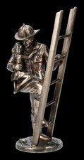 Statua pompiere salva bambino