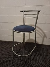 N. 3 sgabelli alti in acciaio e velluto blu, misure 92 cm x 84 cm x 41 cm