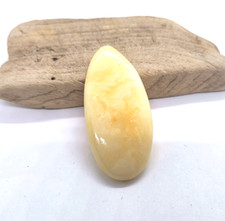 Goccia di colore marmo reale lucido ovale in pietra ambra baltica bianca...