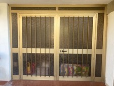 porte da esterno in alluminio color oro e vetro scuro usate