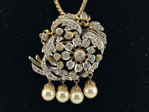 Collana con ciondolo spilla