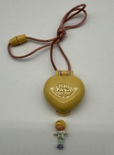 Medaglione Polly Pocket vintage 1991 Polly nella sua camera da letto Bluebird con Polly