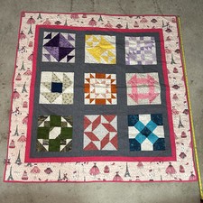 Trapunta fatta a mano astratta modello giornale Parigi 57” x 58”