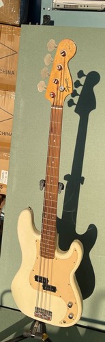 Squier fender bass - squier, by