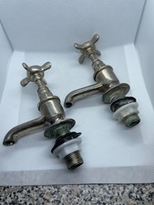 Coppia di rubinetti per lavabo