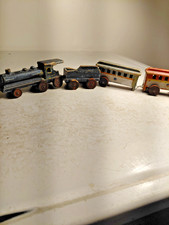 Antico treno giocattolo in