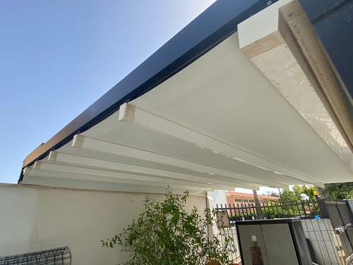 Pergola addossata con tetto
