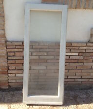 Vecchia finestra in legno massello un anta laccata bianca con vetro e maniglia