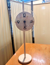 Orologio tavolo stile vintage bianco con asta regolabile design Iriam Bettera