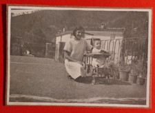 PHOTO FOTO DONNA E BAMBINO PASSEGGINO PARTICOLARE DI LEGNO 1920 - 30 C. ( F 25 )