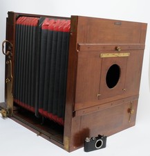 Macchina fotografica in legno