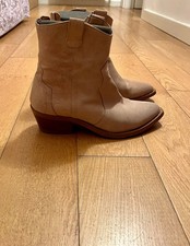 Stivaletti beige con tacco