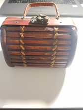 Portagioie/oggetti. Vintage in legno a Forma di Bauletto. Chiusura a gancio.