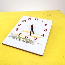 Orologio da parete su piastrella vintage