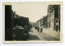 PHOTO ORIGINALE 2° GUERRE-SOLDATS DE LA WEHRMACHT ENTRANT EN FRANCE EN VELO 1940