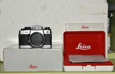 Fotocamera analogica Leica R6 cromata.