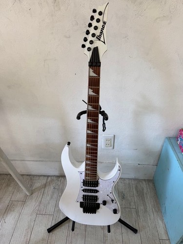 Chitarra elettrica bianca