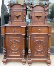 070415 Una coppia di comodini in noce e radica con alzatina