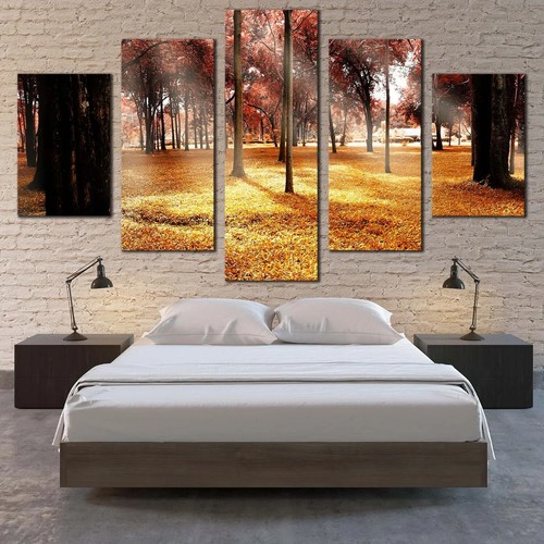 Albero rosso foresta autunnale