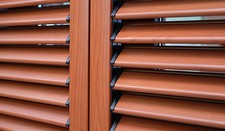 Persiana in alluminio con lamelle fisse o orientabili.