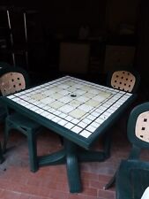 Tavolo con sedie in resina verde da esterno