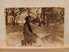 bella ragazza seduta su