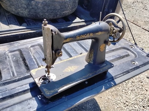 Vinage singer sewing machine - singer,