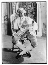 Foto:Bender seduto in costume