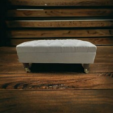 Grande poggiapiedi abbottonato