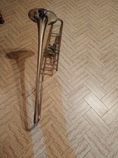 flicorno tenore, chiamato anche trombone a cilindri, è usato per fare canti.