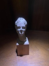 Scultura testa stilizzata in