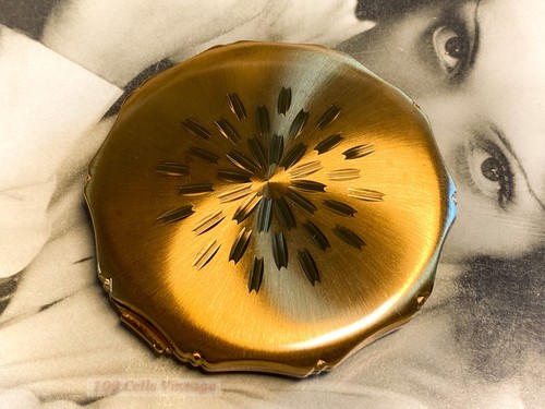 Kigu gold tone vintage powder