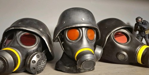 Resident evil remake hunk - resident, 2