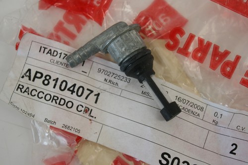 Raccordo tubo serbatoio