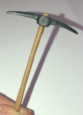 Casa delle Bambole Miniatura Pick Axe Strumento Legno Metallo Artigianale