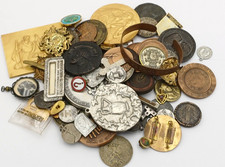 MEDAGLIE MISTE , DISTINTIVI E GADGET D'EPOCA DI VARI TEMI  - LOTTO 60 PEZZI