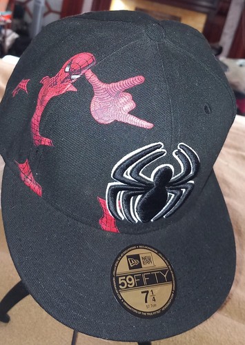 Raro cappello aderente
