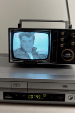 Micro TV portatile CRT vintage anni 60 Sony 5-307UW 5" B&W transistor tutti i canali