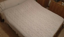 Coperta bianca di cotone fatta all'uncinetto 
