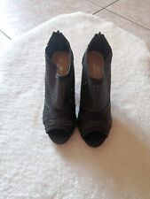 Scarpe nere brillantinate con tacco da donna.