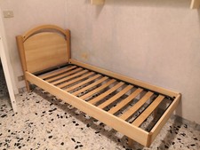 Letto singolo in legno massello con rete a doghe