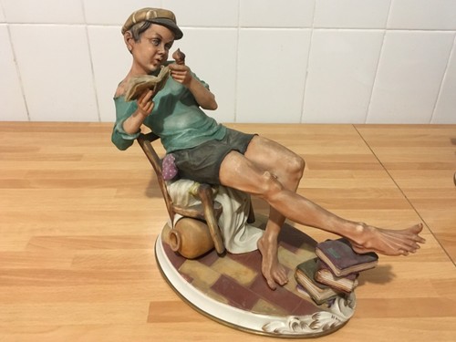 Capodimonte ragazzo seduto - ragazzo,
