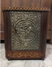 ?  Tipo Tabernacolo antico in legno con intarsi e placca in metallo sbalzato
