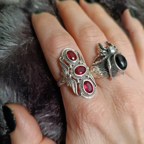Anello granato fatto - in, mano