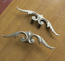 N°  2 VECCHIE MANIGLIE UGUALI IN OTTONE CON ATTACCHI DIVERSI -