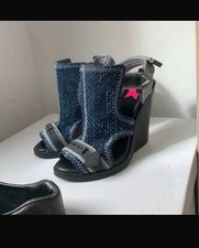 Si tratta di un sandalo Diesel