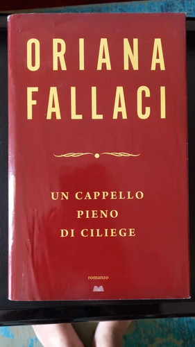 Libro cappello pieno di - un,