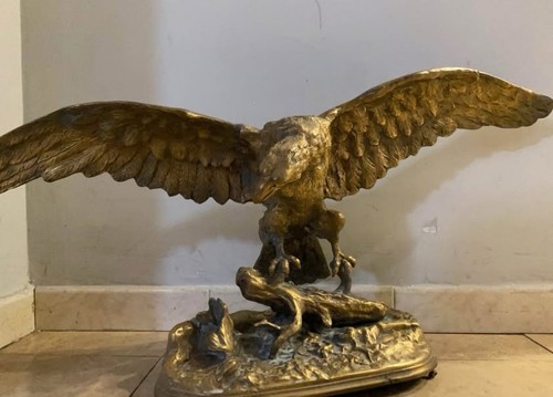 Antica statua aquila in - un'antica, di